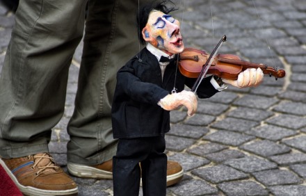 השרף מגביר את החיכוך בין המיתר לקשת. צילום: pixabay